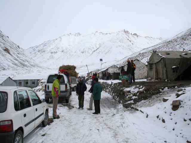 Best Srinagar Tempo Traveller Hire Booking Service